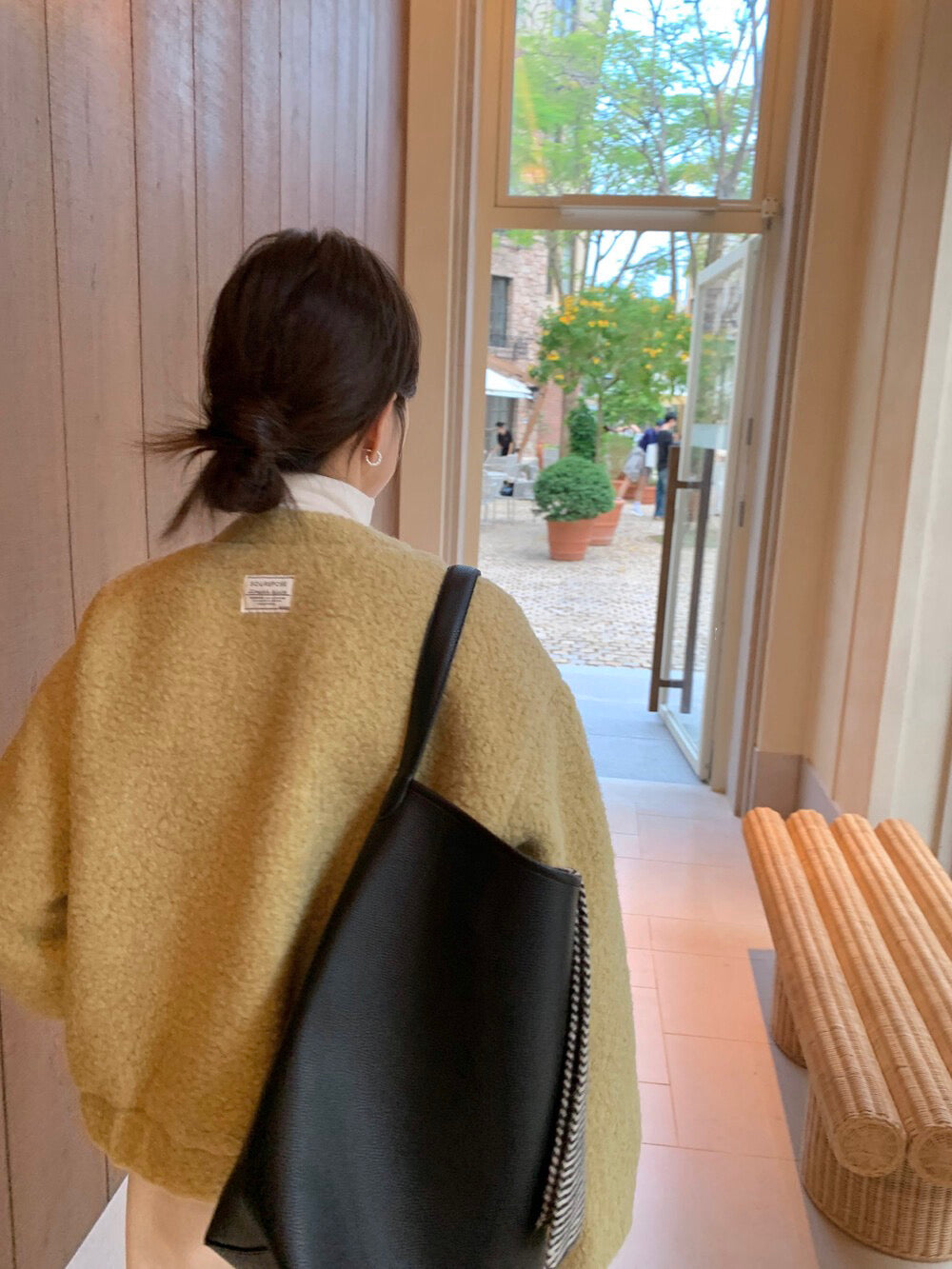 // 後貼標羊羔毛圓領夾棉外套