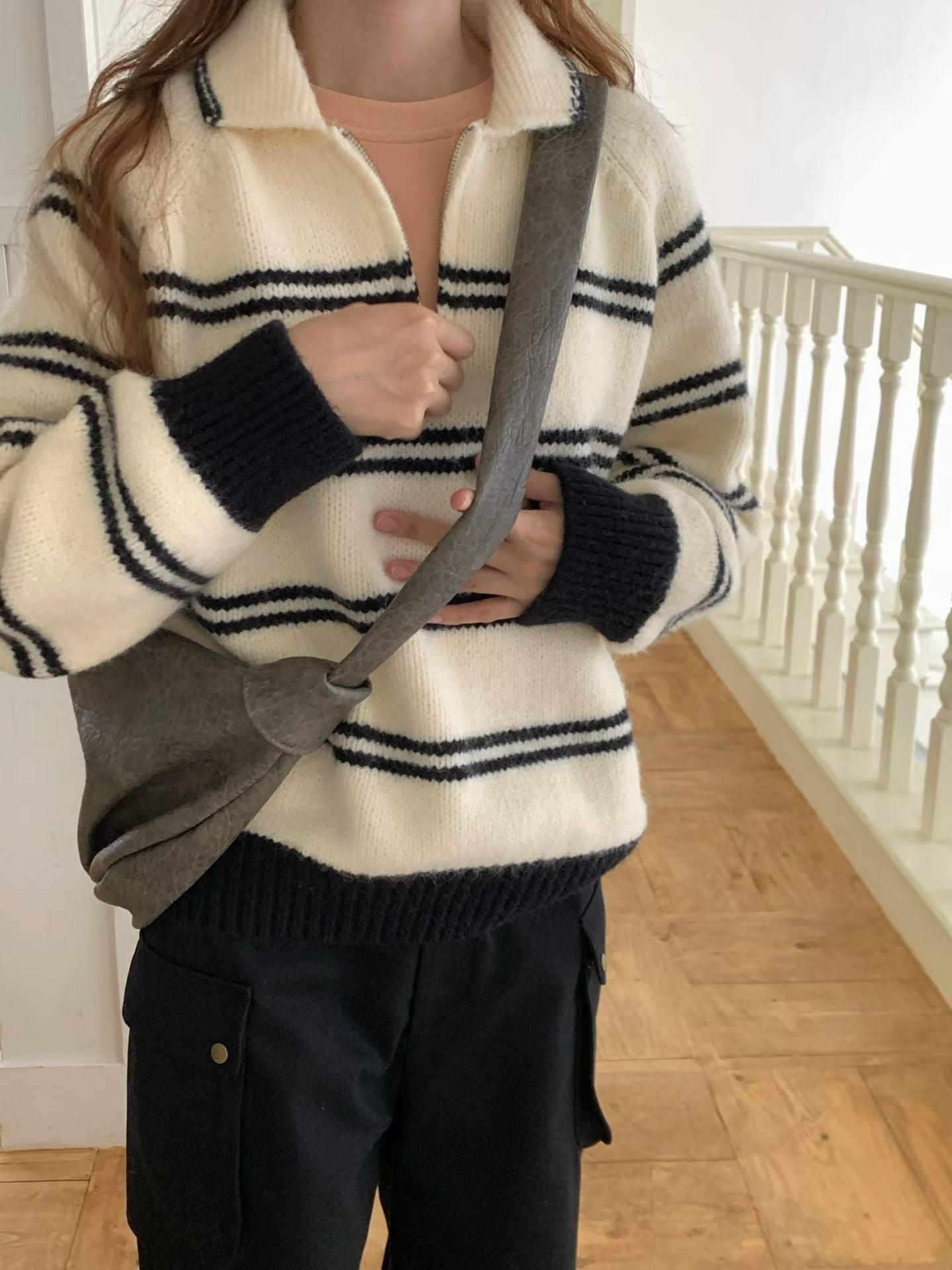 // 撞色間條邊半拉鍊毛衣