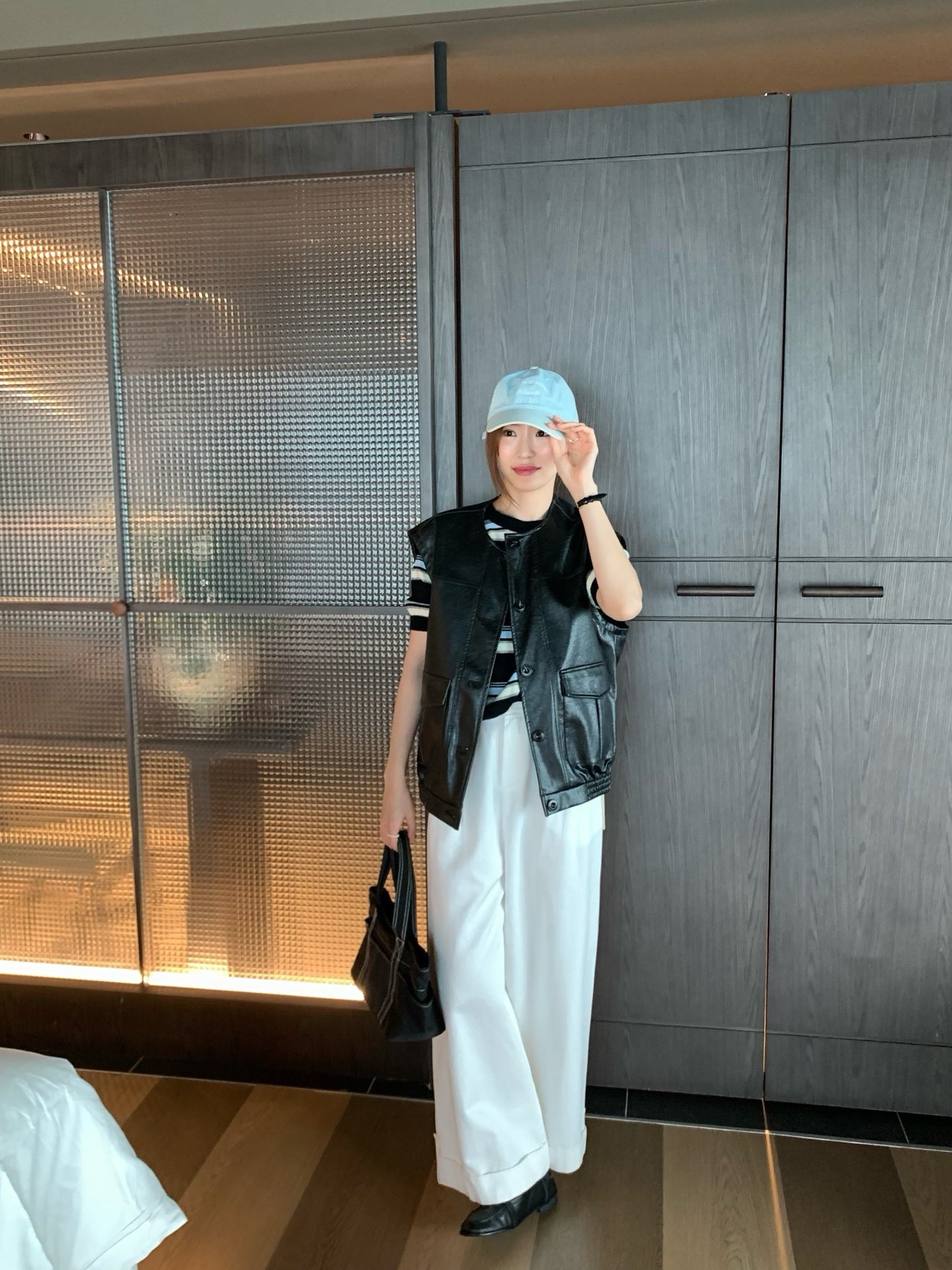 // 超帥圓領口袋彷皮背心外套