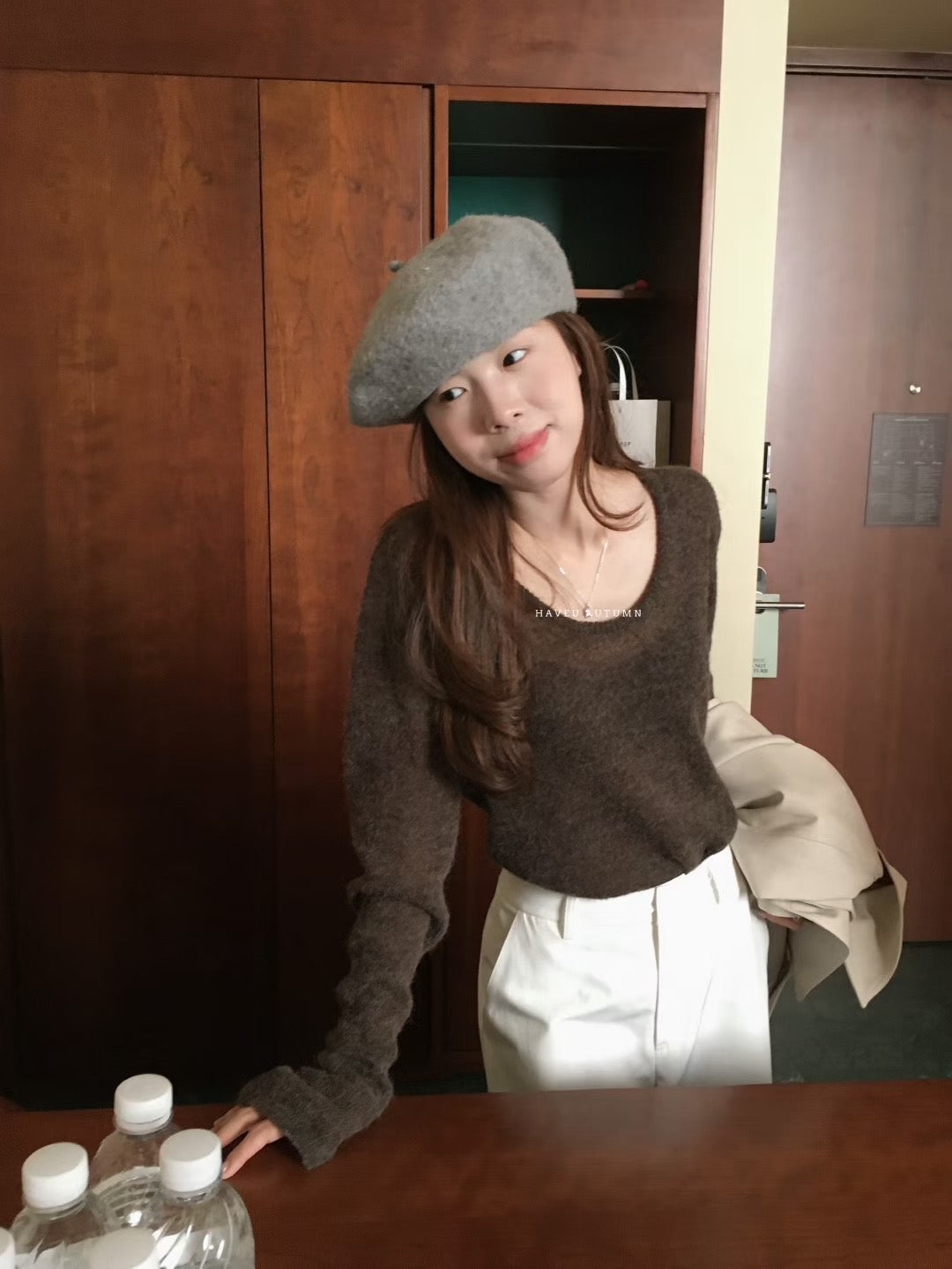 // 袖口小開叉薄款羊駝毛針織上衣