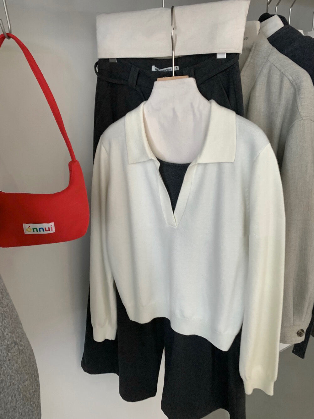 // 自帶造型假兩件小v翻領NT