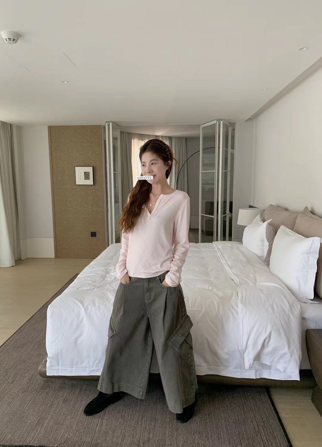 // 軟糯垂感小V領高質TEE