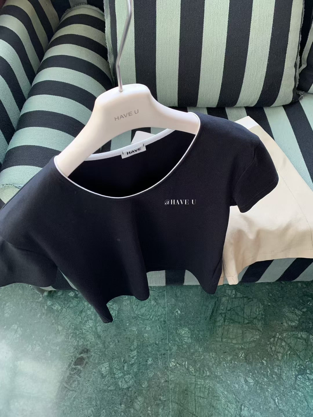 // 基礎U型領口TEE