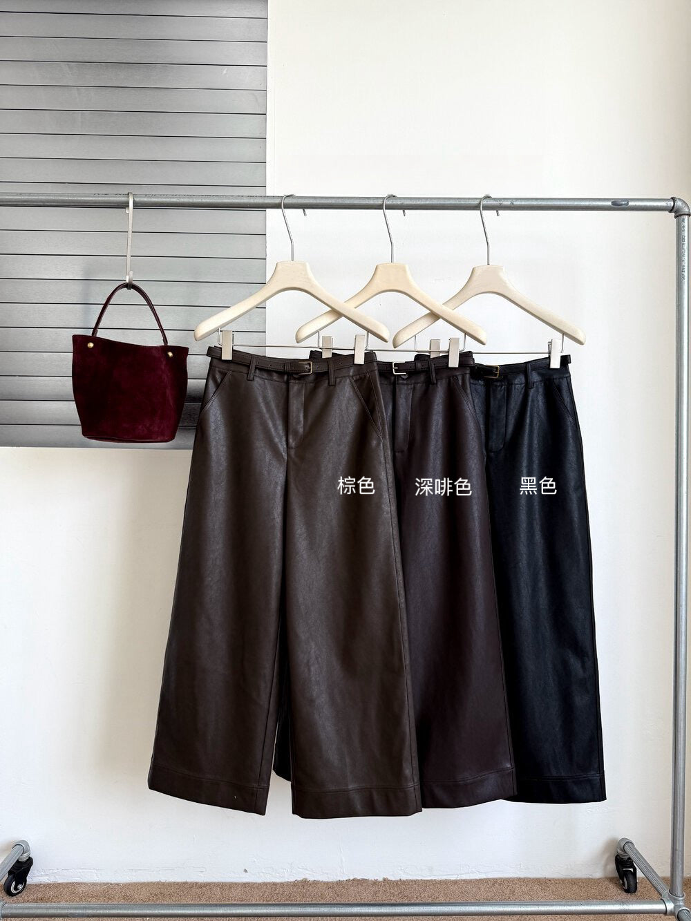 // 復古感超顯瘦連腰帶皮褲
