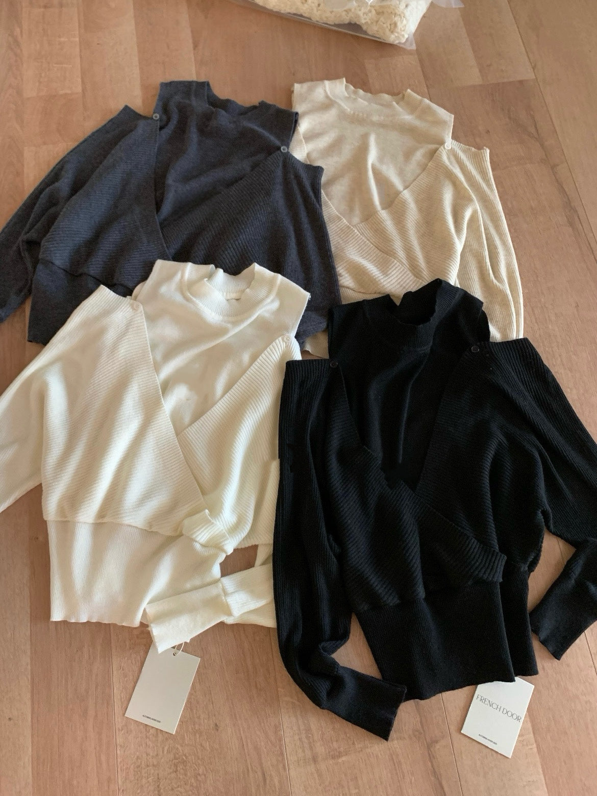 // 設計感交叉露肩針織上衣