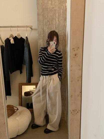 // 超顯瘦小V翻領薄針織上衣