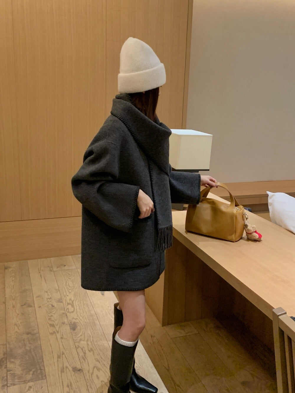 // 100%羊毛撞色鎖邊手工外套(連頸巾)