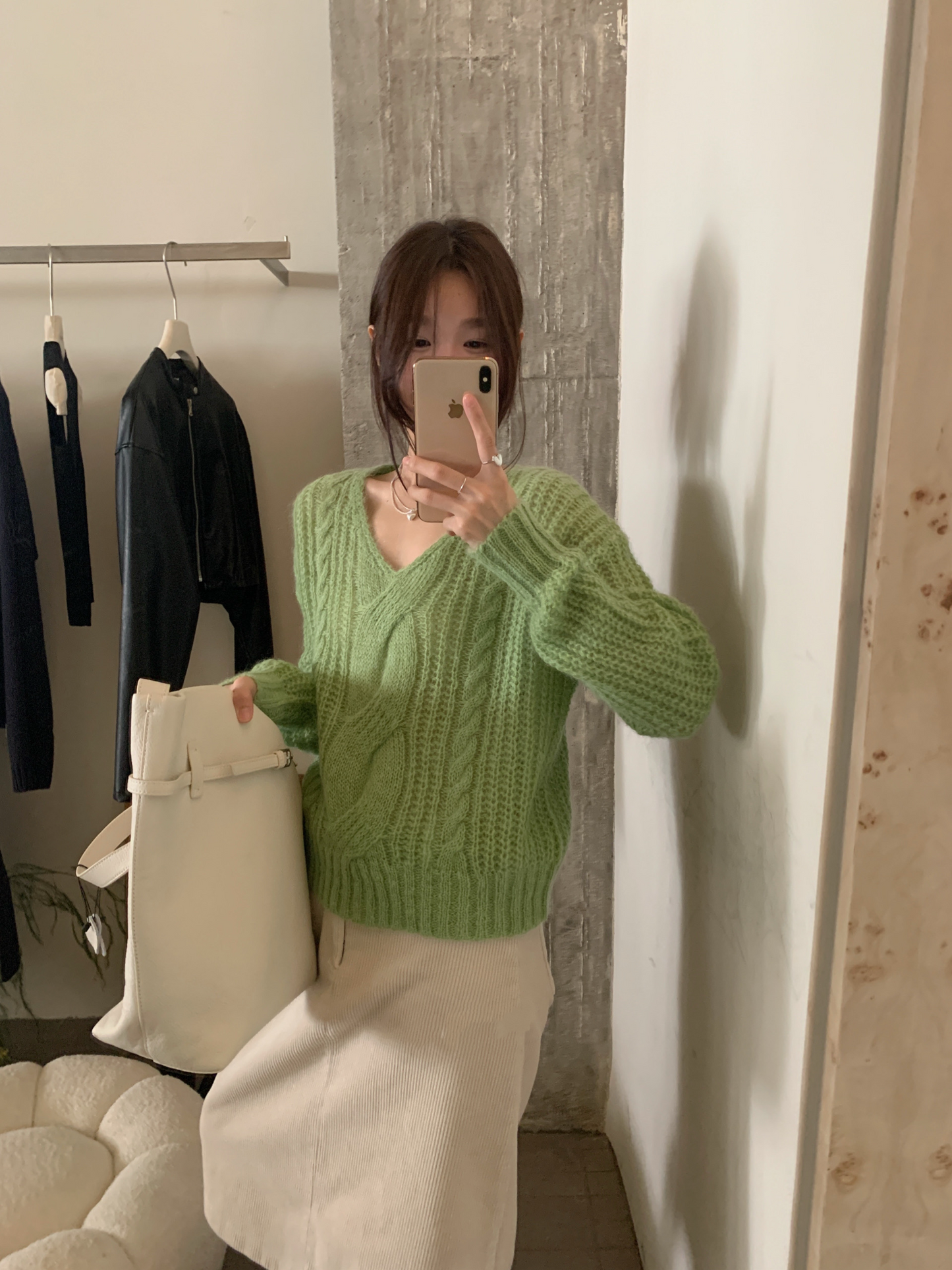 // 馬海毛麻花V領毛衣