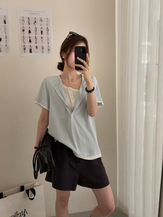 // 設計感假兩件鈕扣TEE