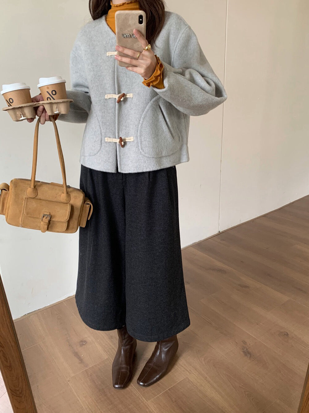 // 100%羊毛V領牛角鈕雙面手工外套