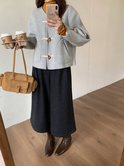 // 100%羊毛V領牛角鈕雙面手工外套