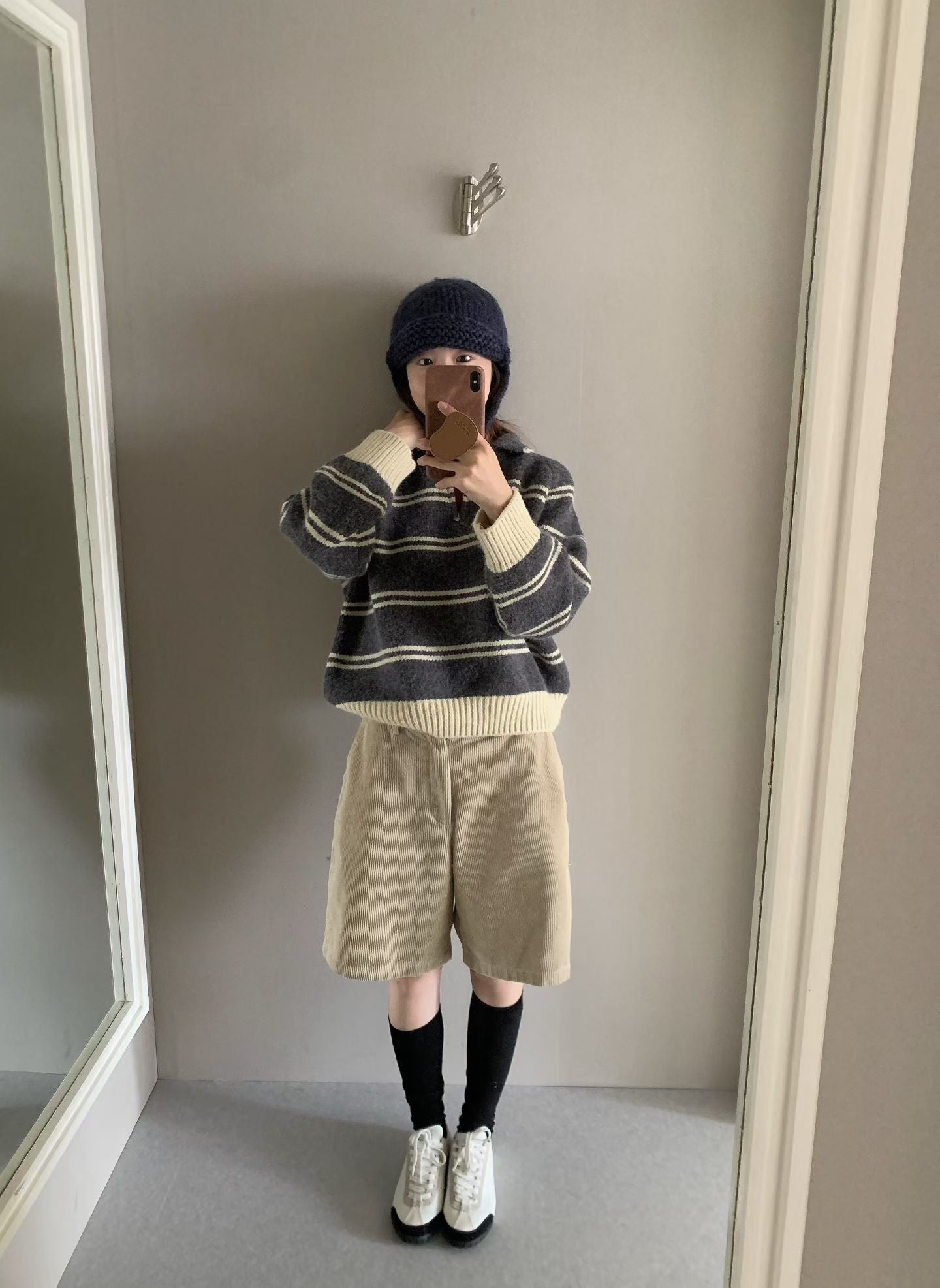 // 撞色間條邊半拉鍊毛衣