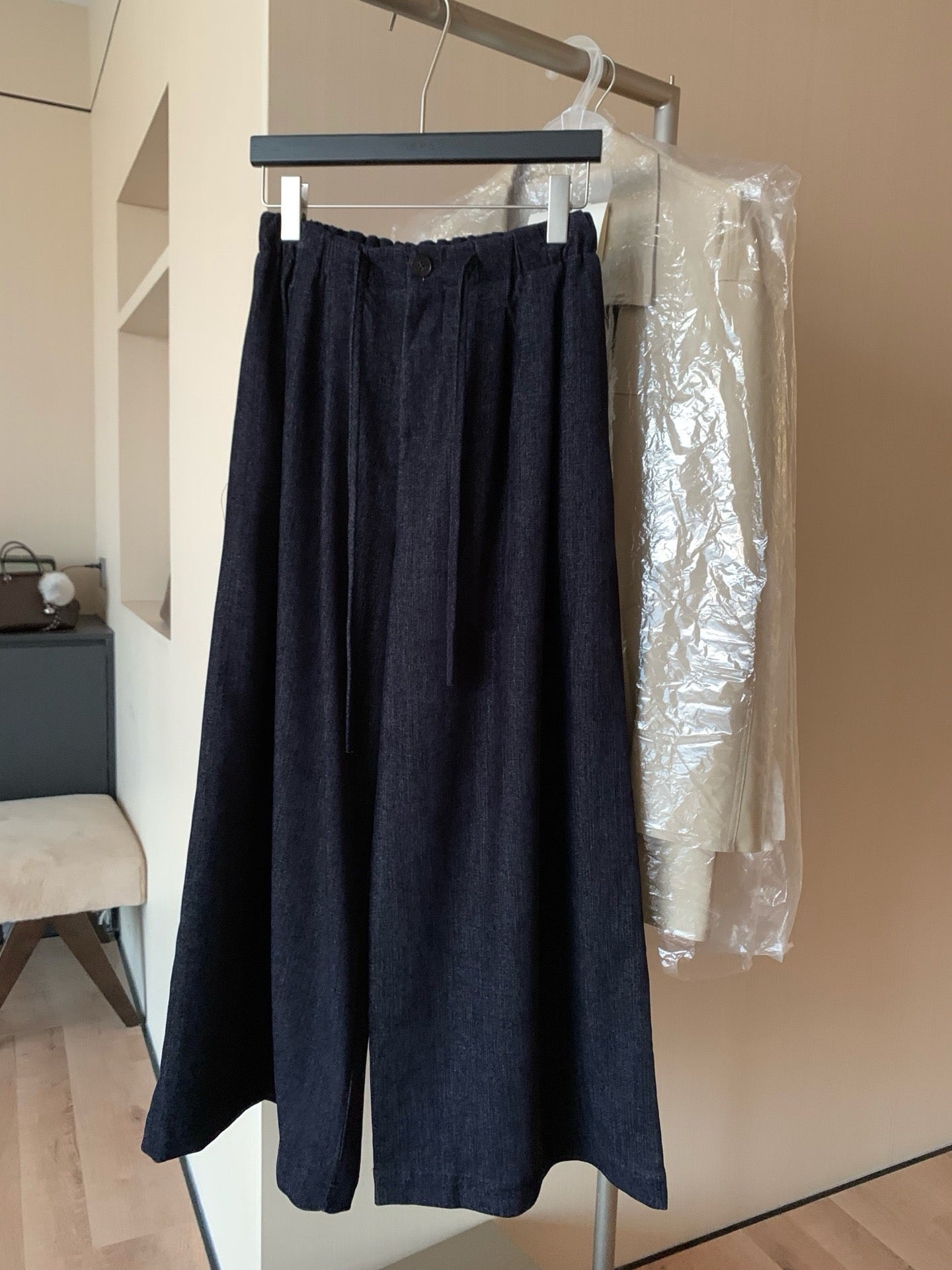 // 壓褶超遮肉橡筋腰連褲帶休閒褲