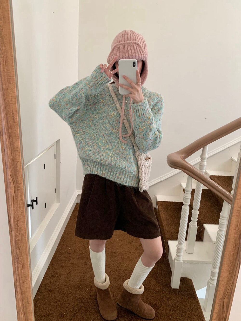 // 一眼看中的彩線圓領毛衣