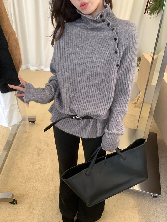 // 側鈕扣直坑紋高領毛衣