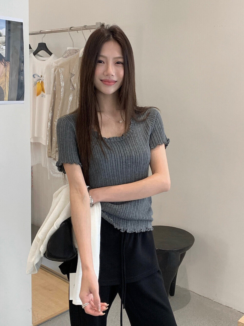// 大U領顯瘦直紋木耳邊TEE