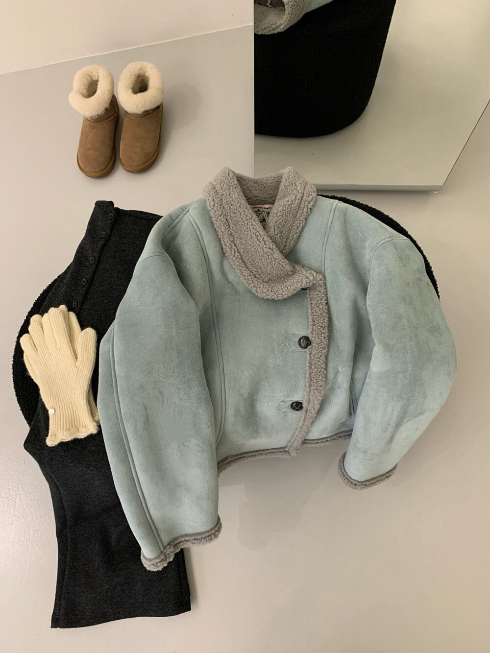 // 麂皮絨加羊羔毛底側排扣帥氣短款外套