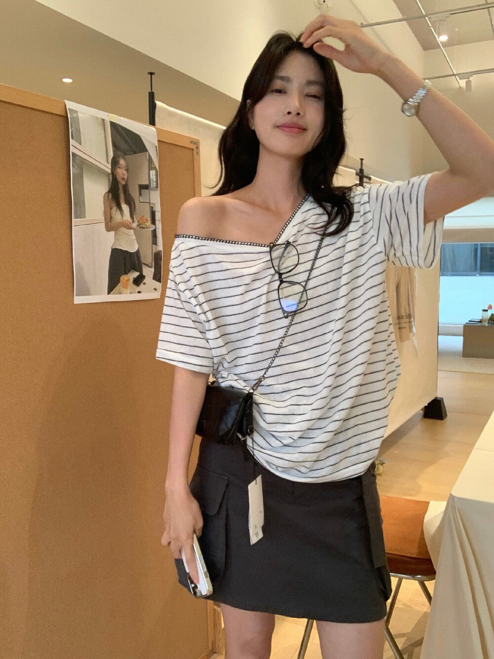 // 撞色鎖邊縫線斜領間條TEE