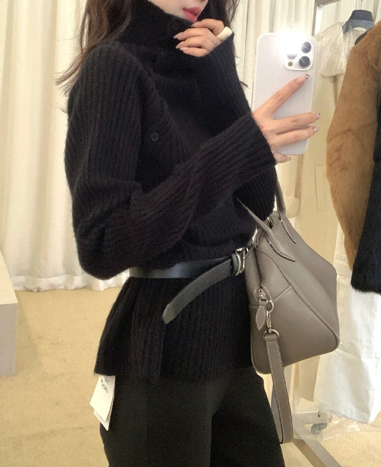 // 側鈕扣直坑紋高領毛衣