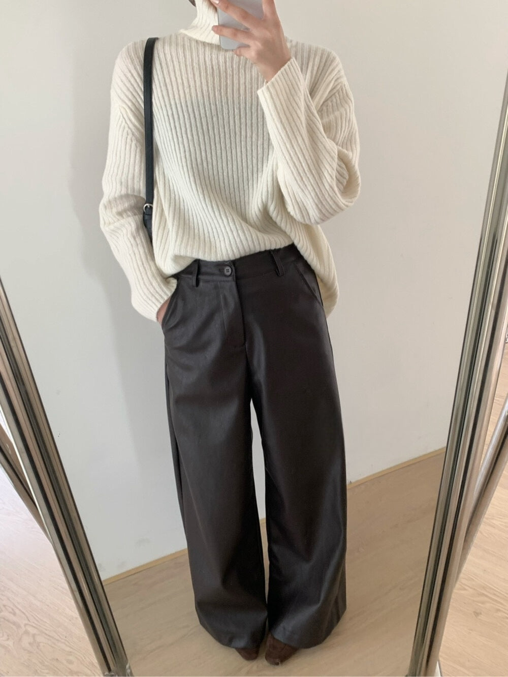 // 造型感絨底直腳皮褲