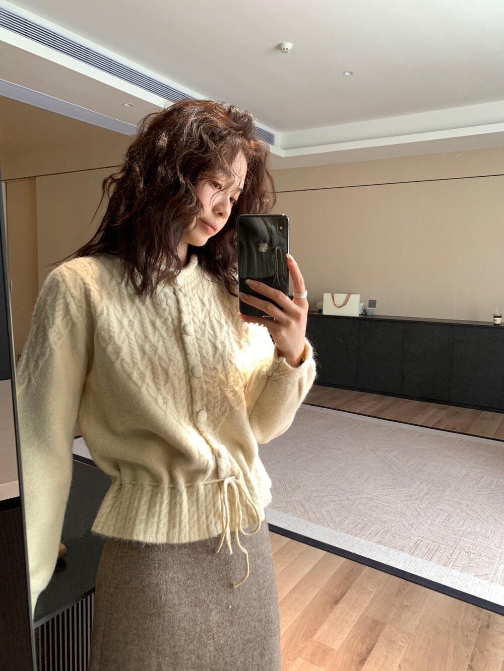 // 復古感麻花包扣綁帶腰毛衣