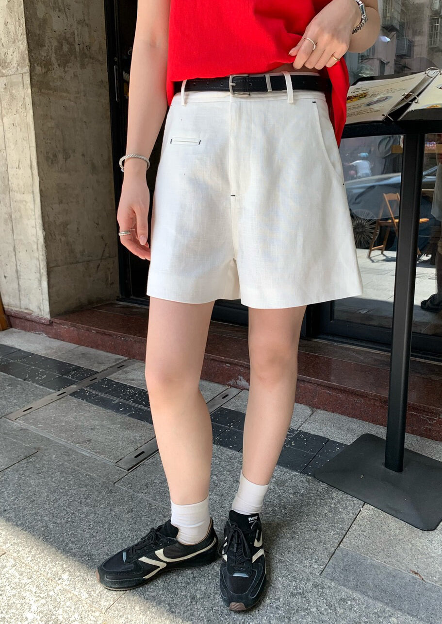 // 撞色小縫線麻質短褲(連腰帶)
