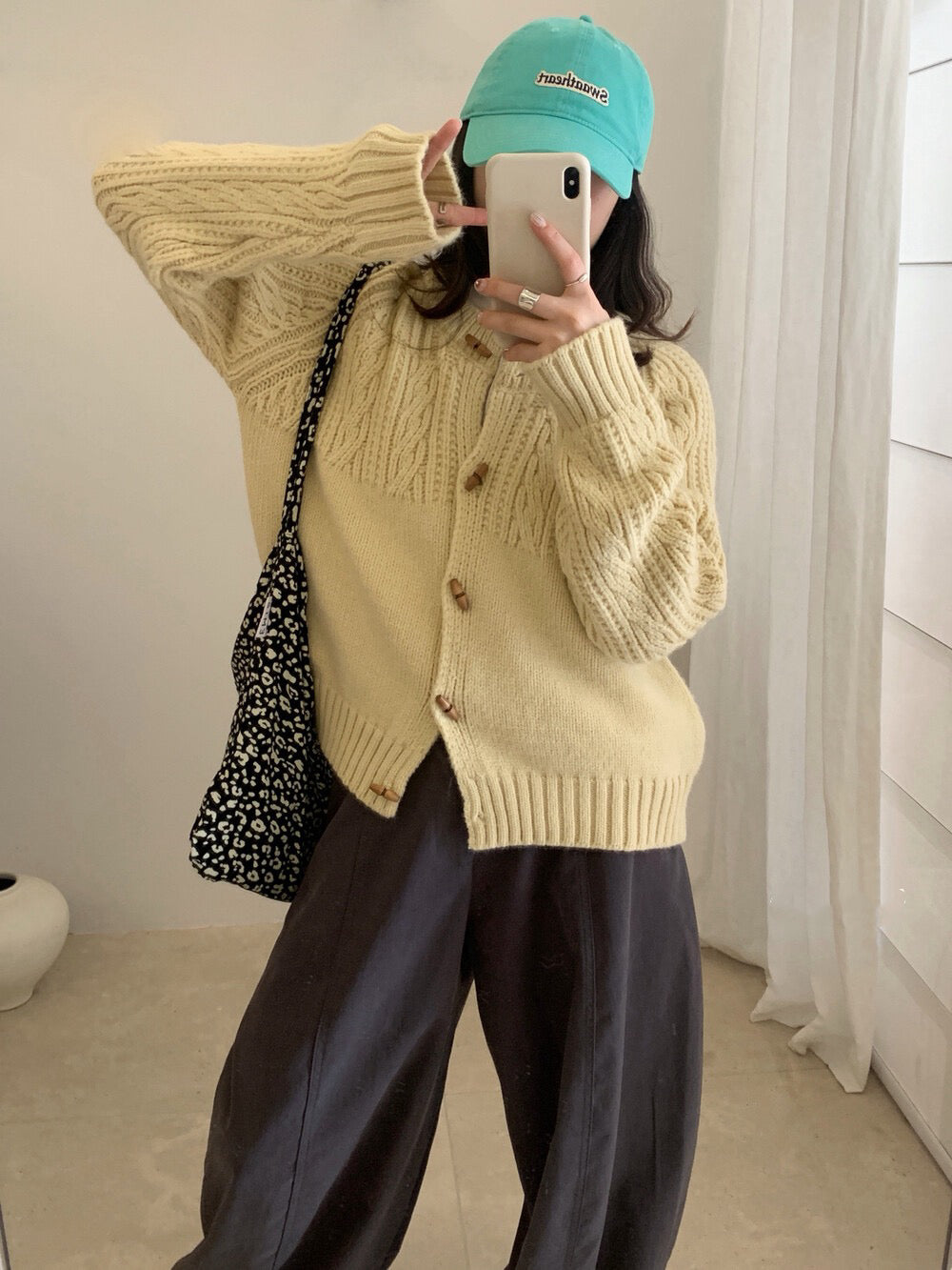 // 復古木鈕半麻花圓領CD