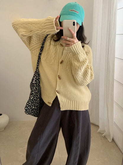 // 復古木鈕半麻花圓領CD