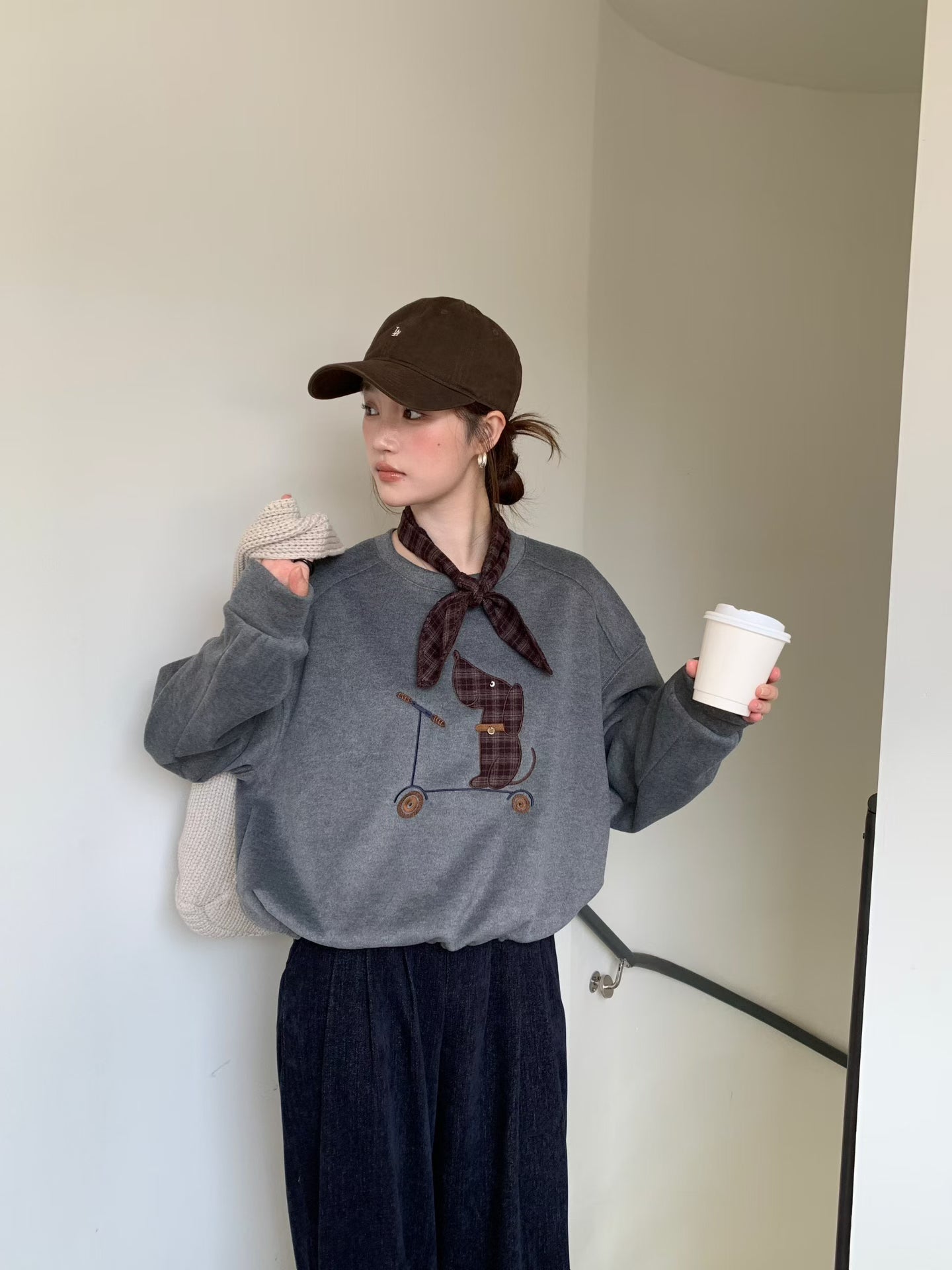 // 滑板小狗連絲巾衛衣