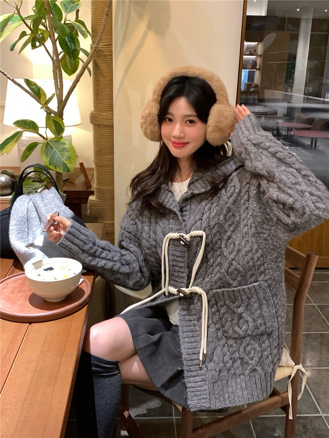 // 超重工牛角鈕麻花連帽中長CD