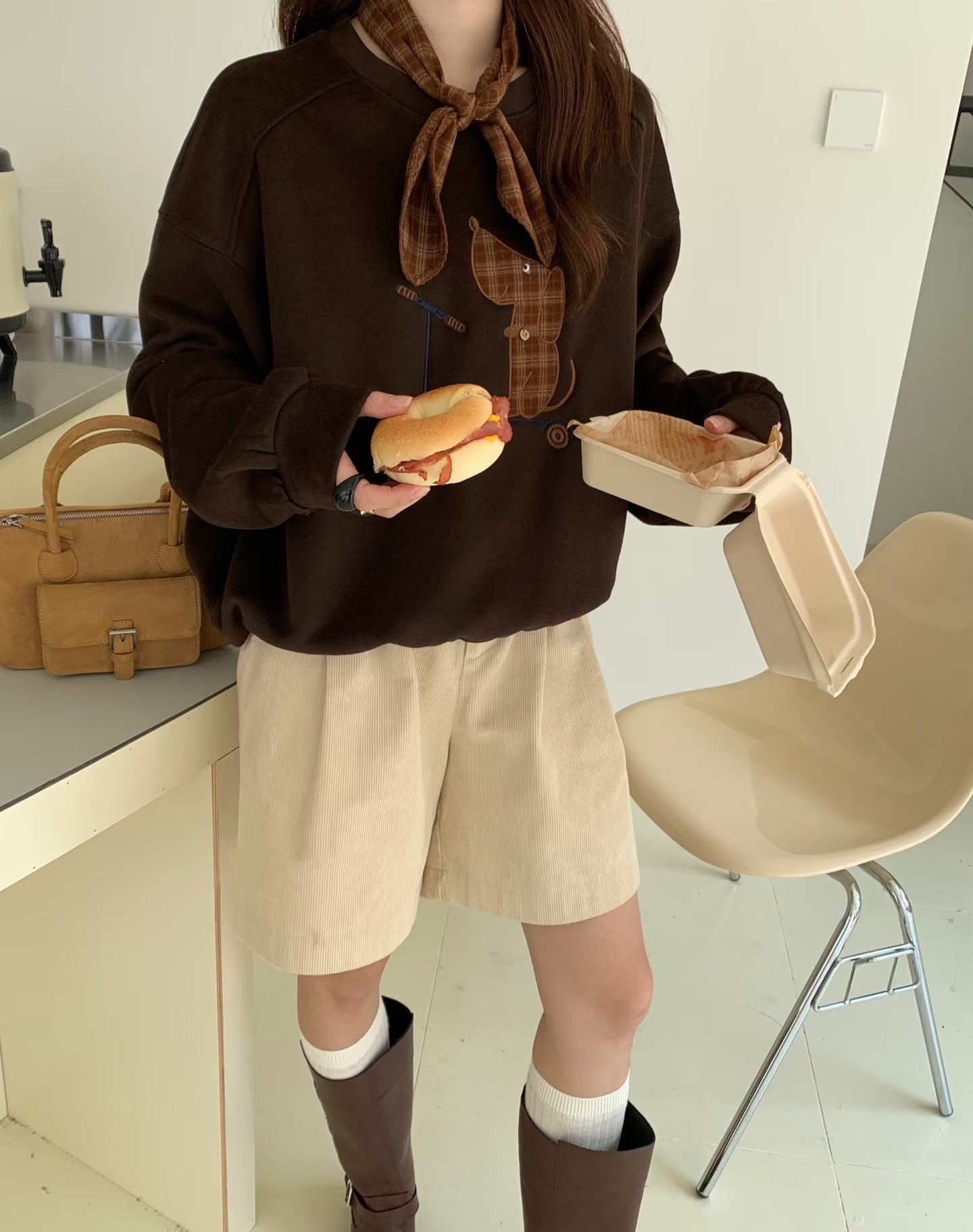 // 滑板小狗連絲巾衛衣