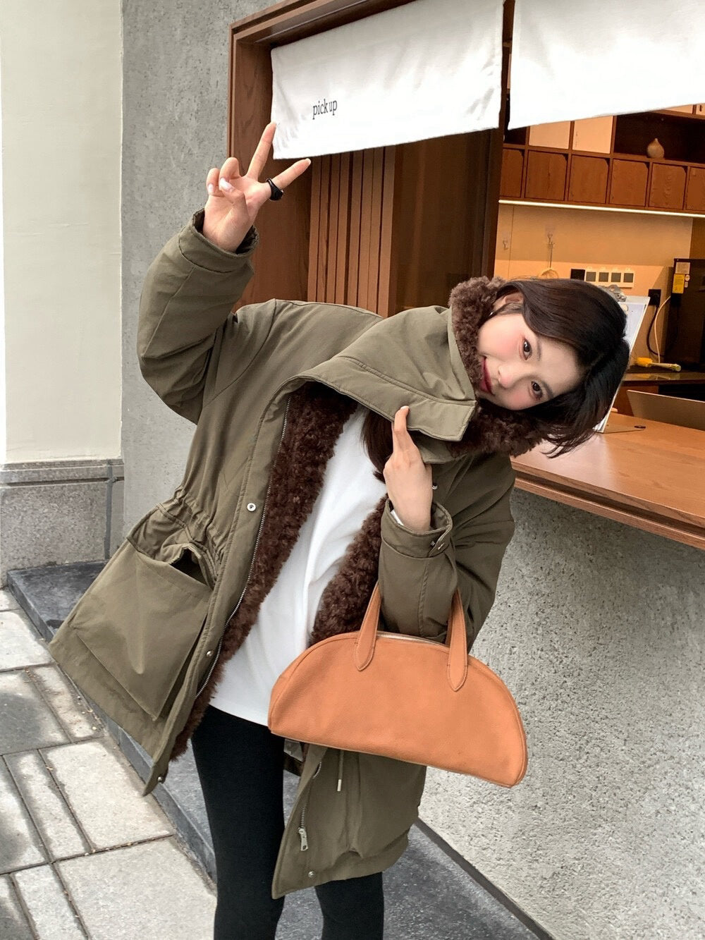 // 超帥大毛毛翻領可束腰口袋工裝外套