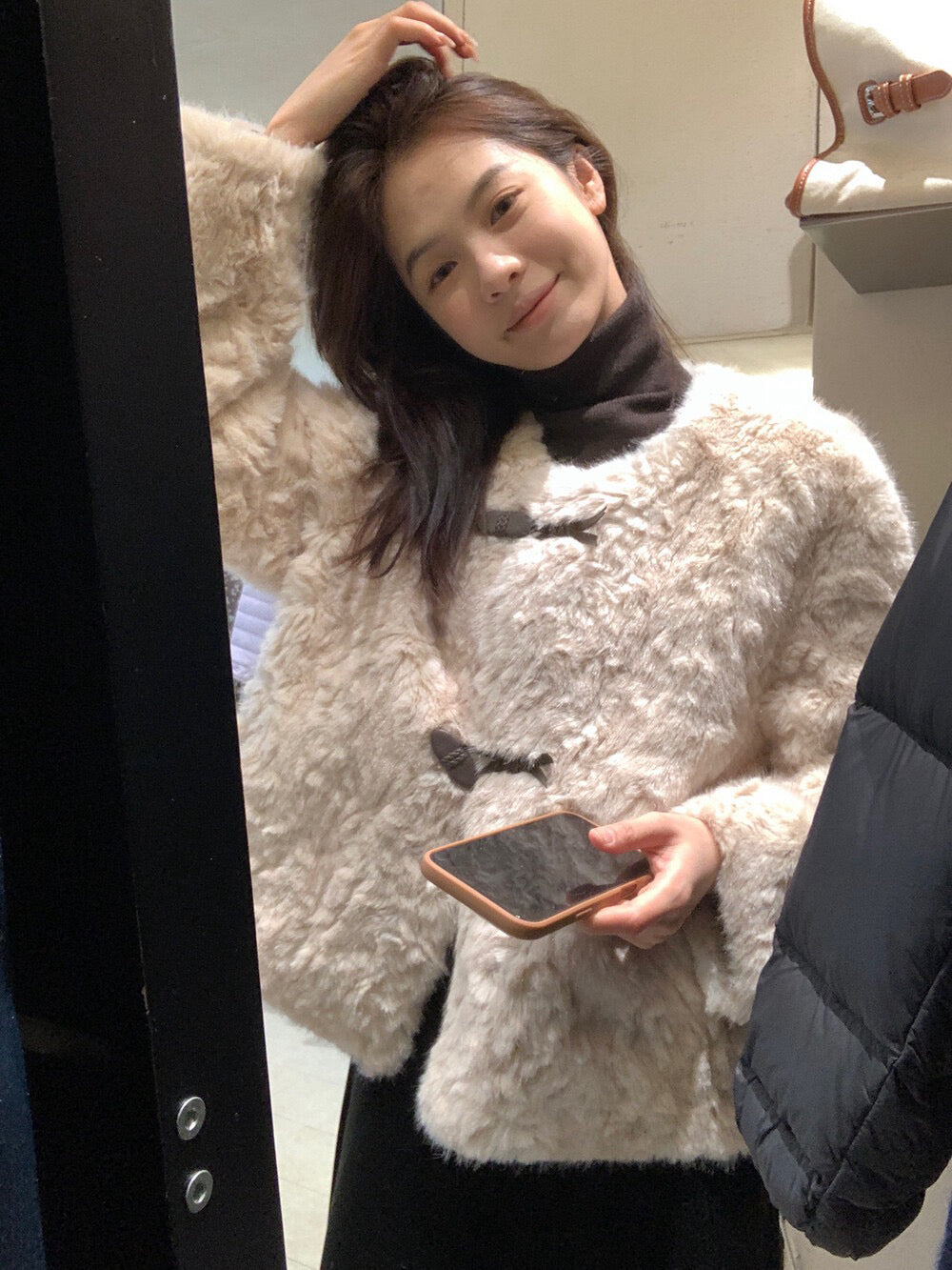 // 牛角扣麂皮底毛毛外套