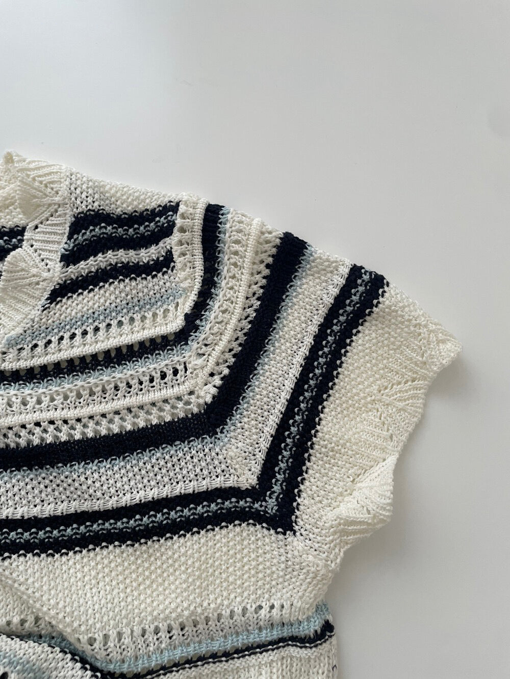 // 復古撞色間條鏤空織紋NT
