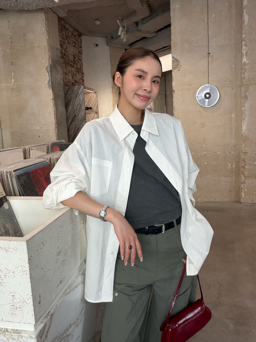 B22 / 簡約袖口刺繡寬鬆挺版恤衫