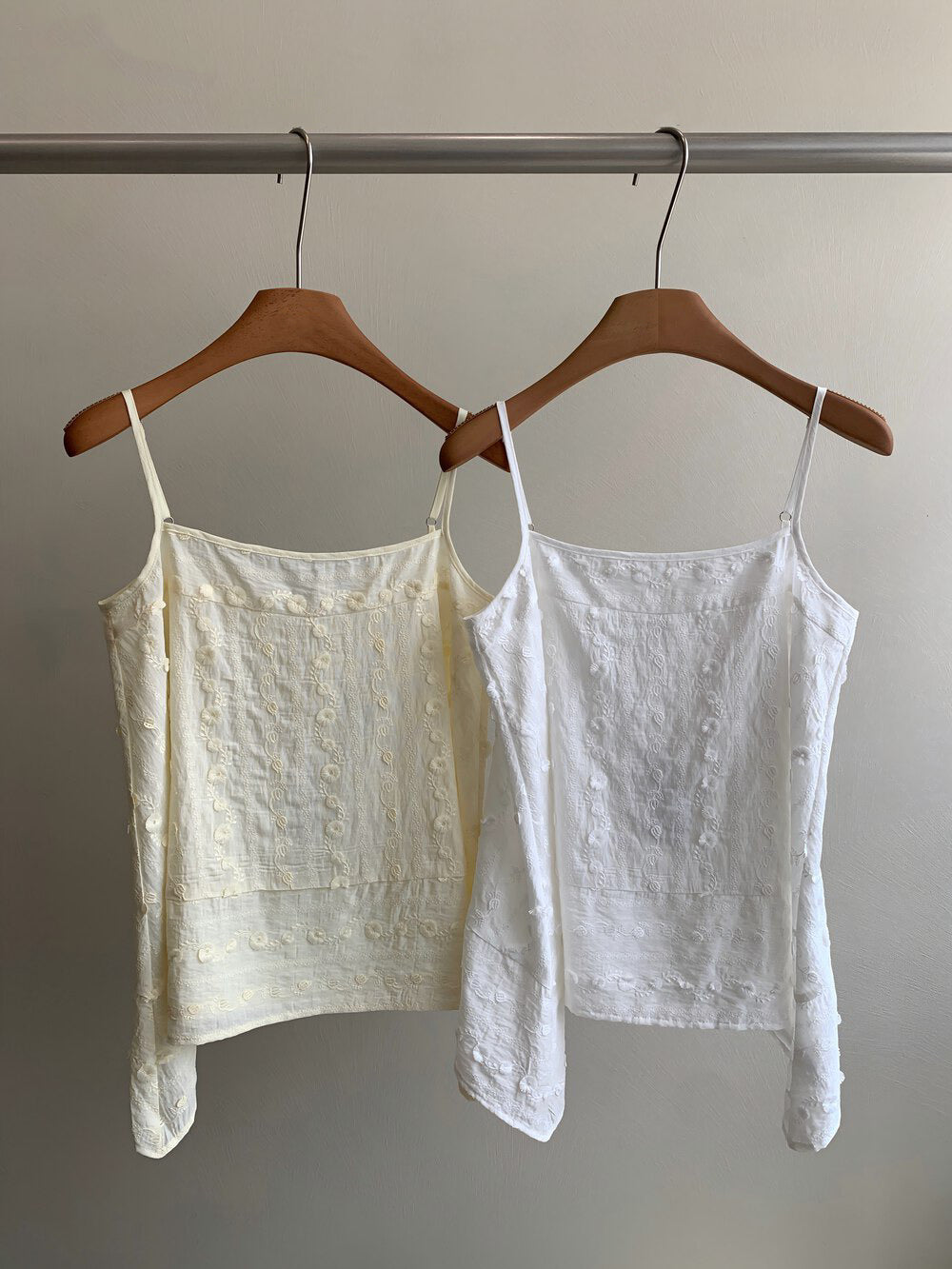 B18 / 精緻刺繡花不規則衣擺平領吊帶上衣
