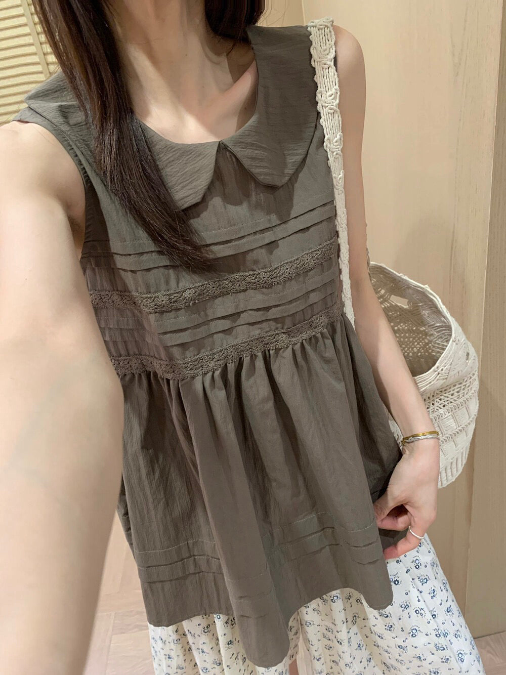 B73 / 娃娃領壓褶lace邊背心BL