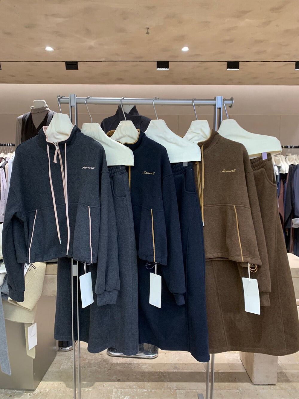 // 撞色邊小刺繡半拉鍊衛衣+半身裙套裝