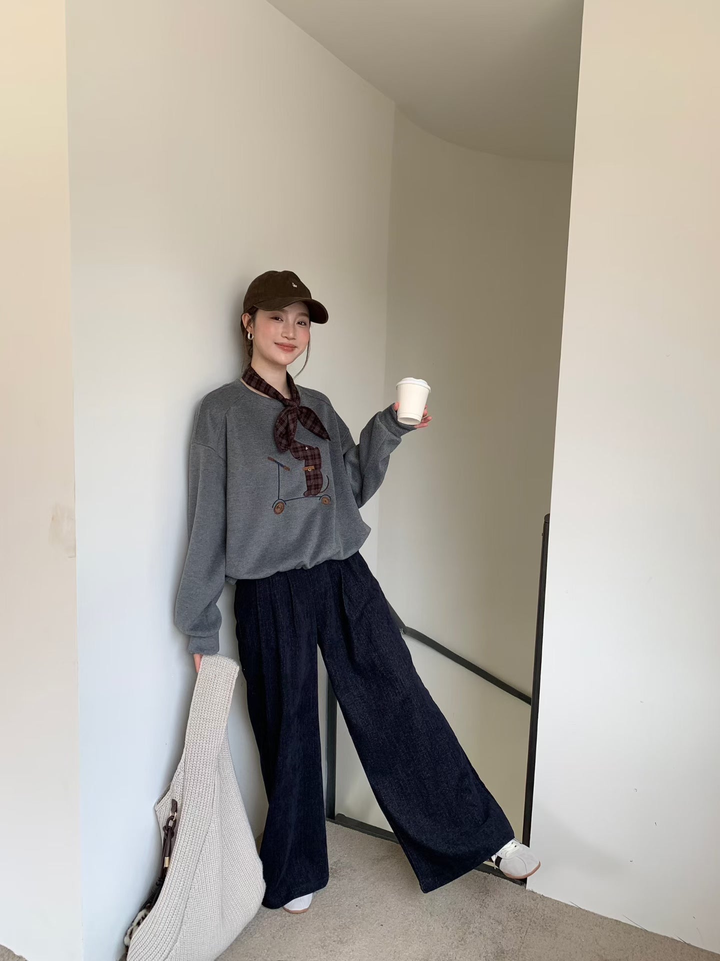 // 滑板小狗連絲巾衛衣