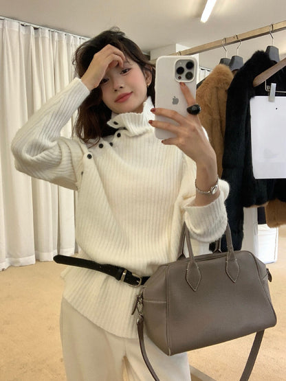 // 側鈕扣直坑紋高領毛衣