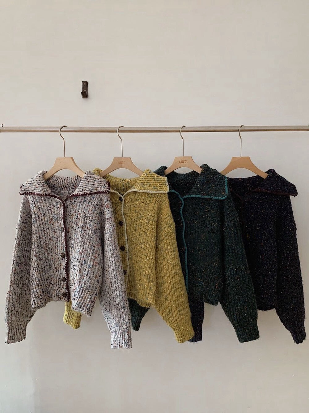 // 30%綿羊毛彩點包邊翻領CD