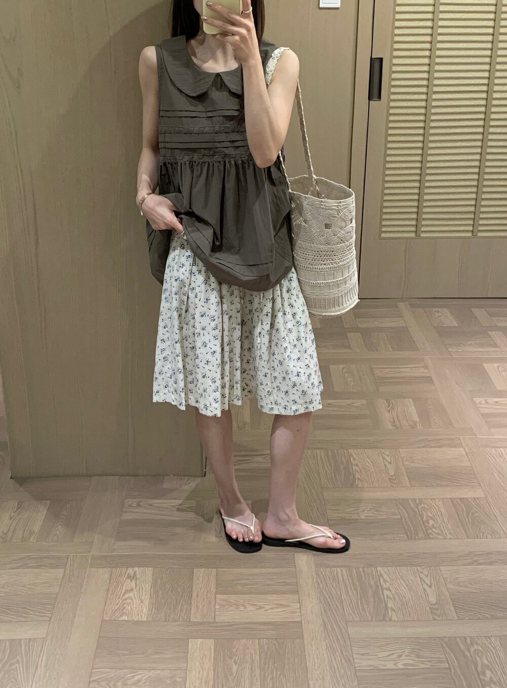 B73 / 娃娃領壓褶lace邊背心BL