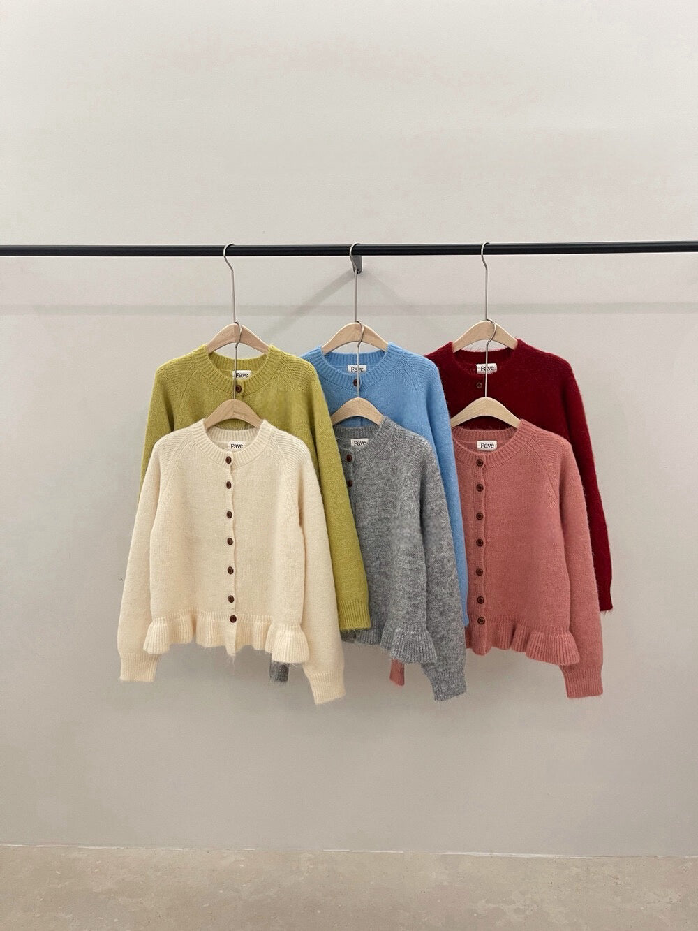 // 8%綿羊毛荷葉花邊腳排扣毛衣