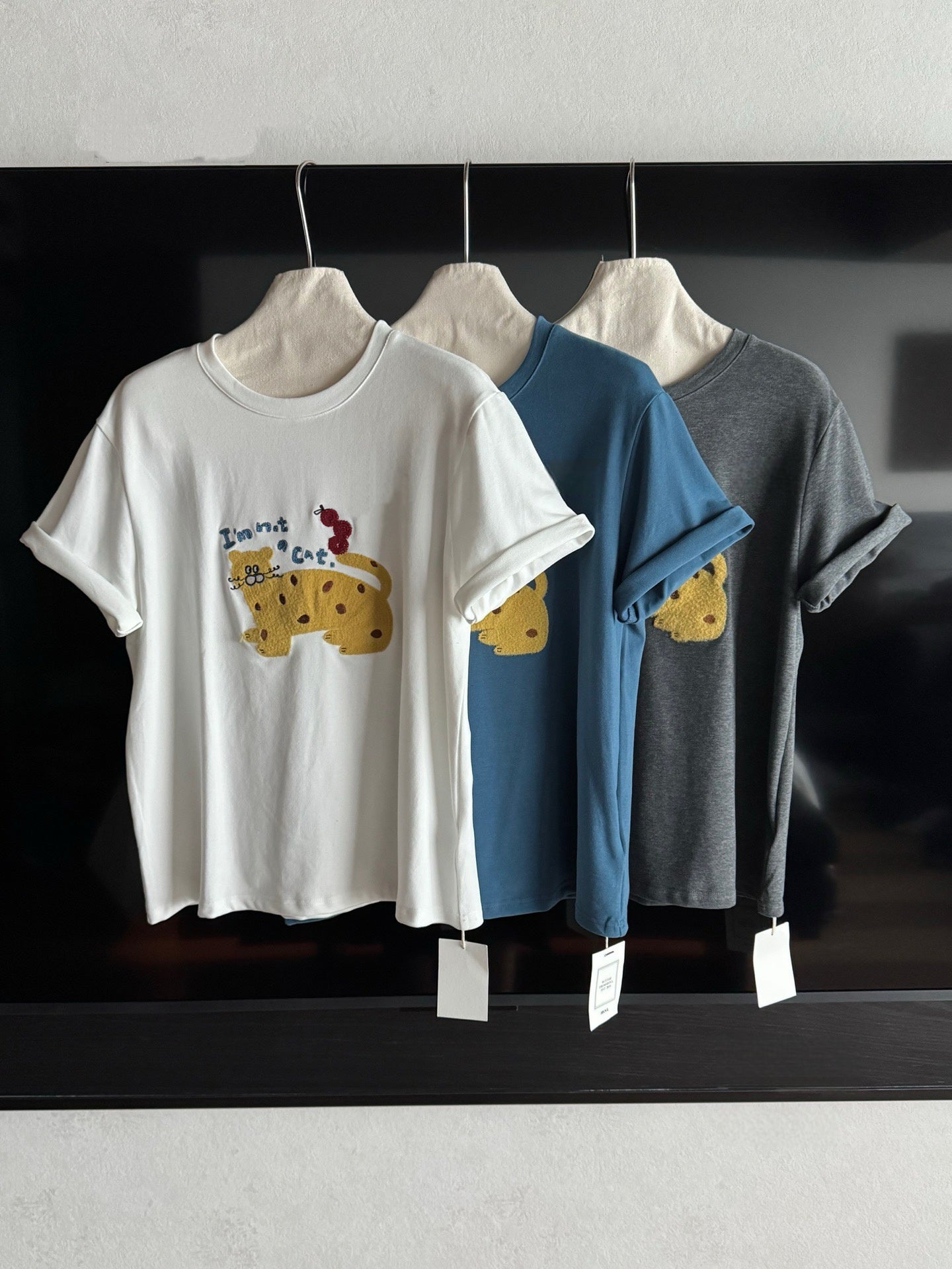 // 可愛小貓刺繡親膚磨毛感TEE