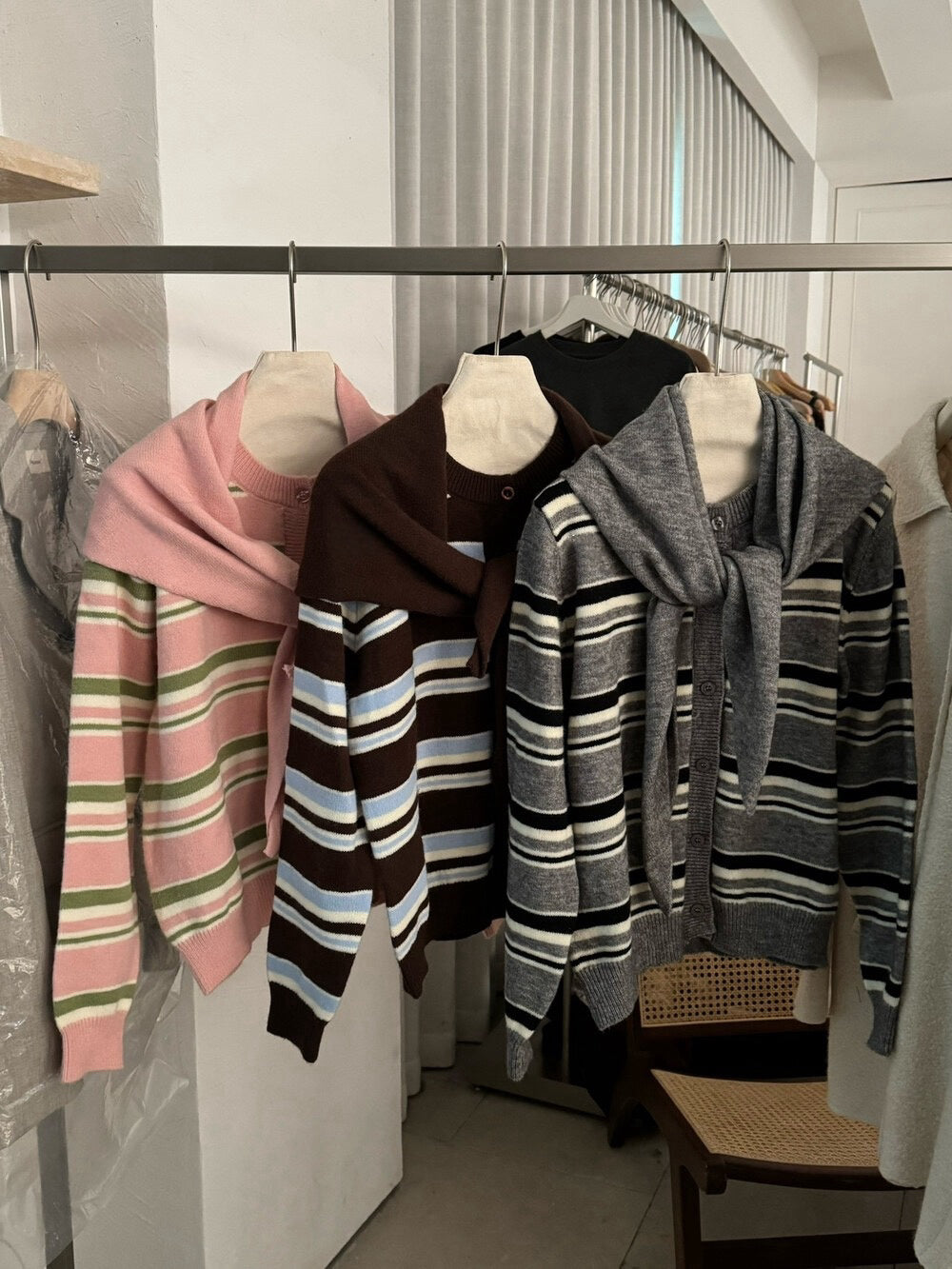 // 連披肩圓領拼間軟糯開胸CD