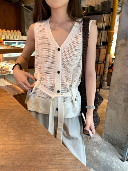 // 連腰帶鏤空織紋V領排扣背心NT