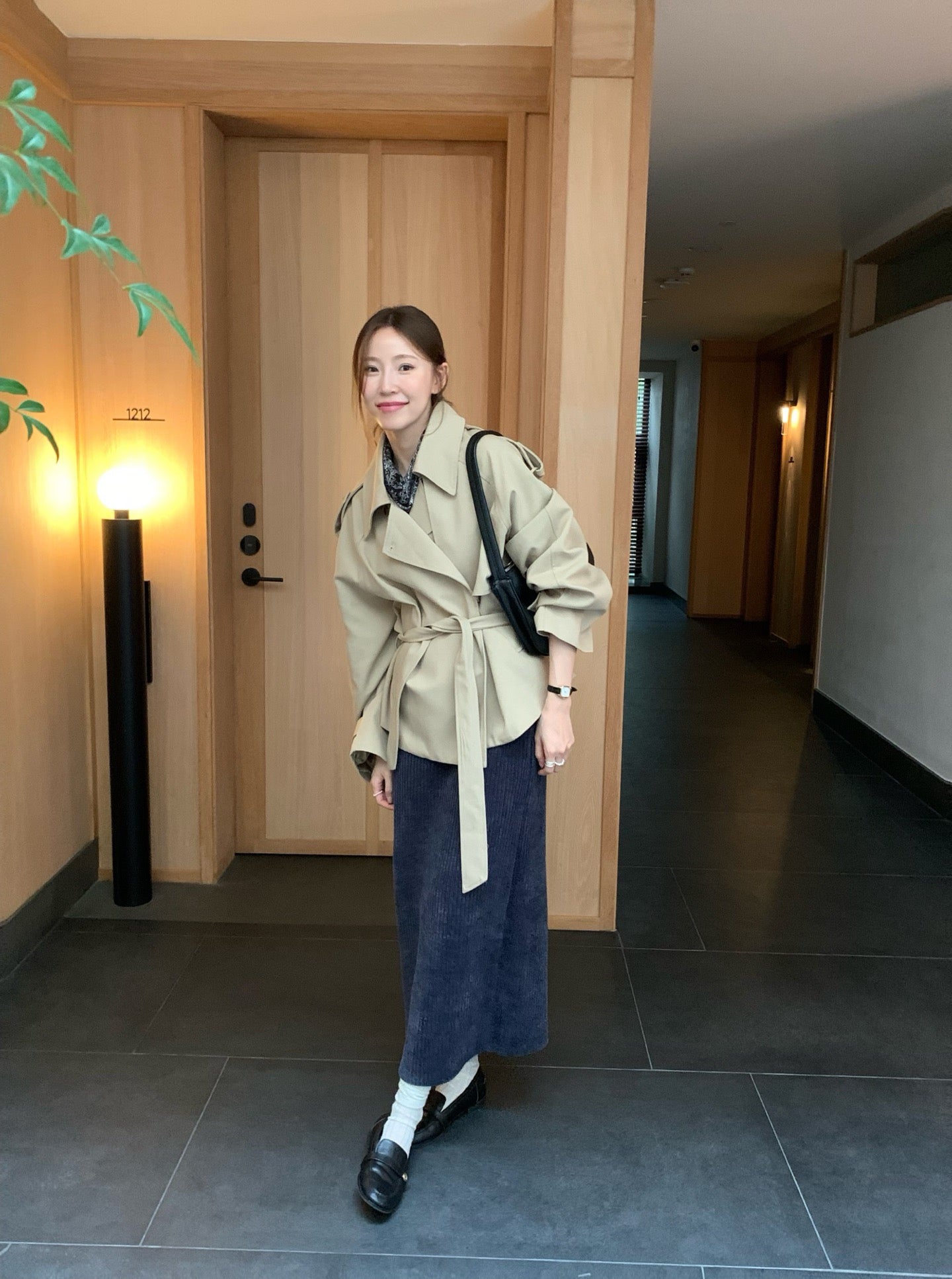 // 復古簡約直紋燈芯絨後開叉中裙