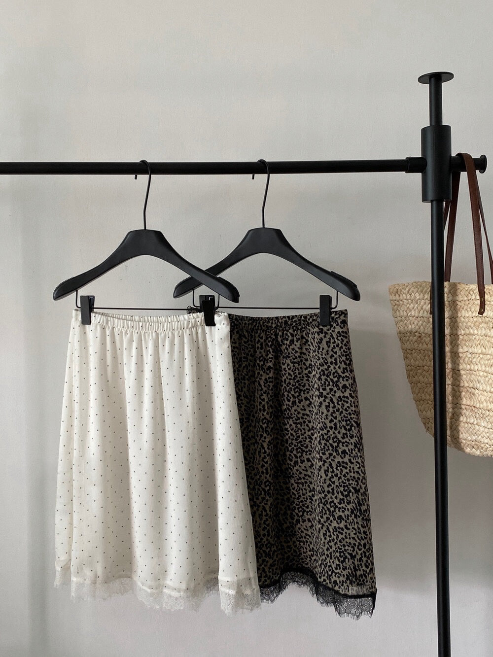 // 造型感氣質lace邊silky半裙