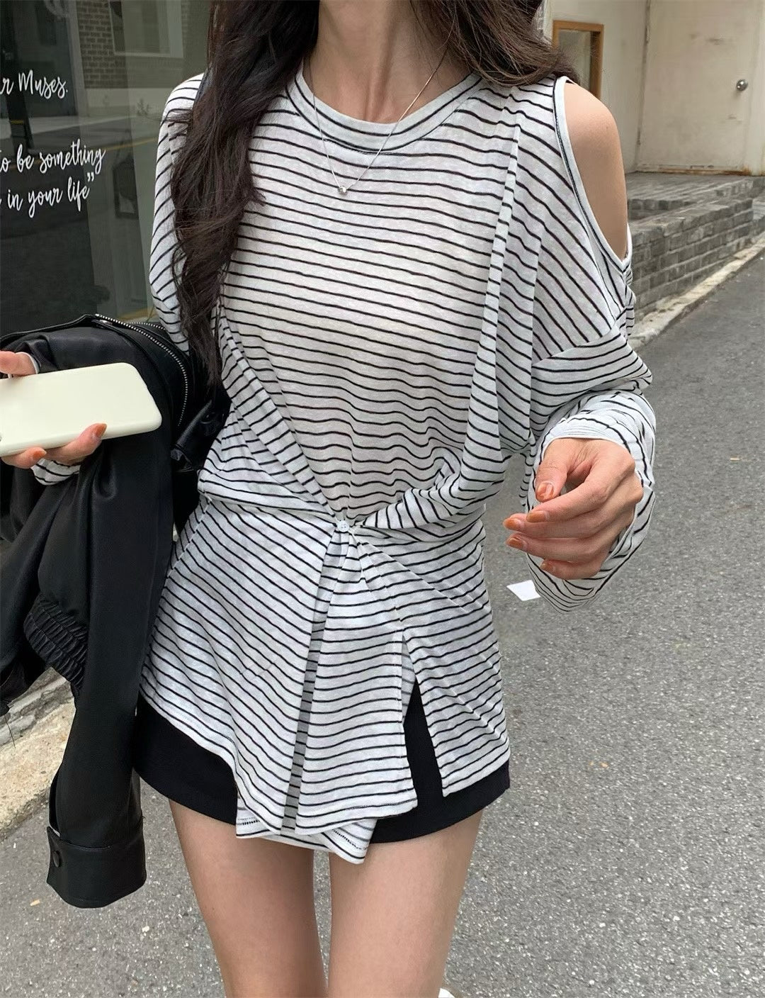 // 兩種穿法小露肩不規則扣鈕間條TEE