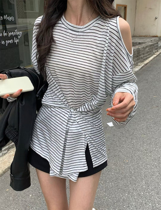 // 兩種穿法小露肩不規則扣鈕間條TEE